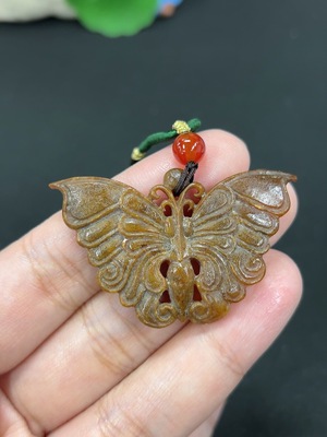 H44328230 和田玉挂件 蝴蝶 货品总重约【含绳】11.1g  皮色成因未定