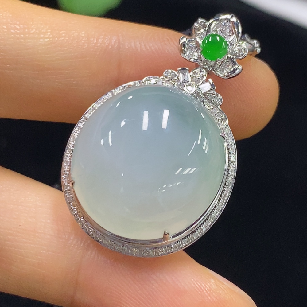 F34025286 Jadeite Cabochon Inlaid Pendant 18k Gold with Non-Gold Components Total Weight Approx. 8.3g (Excluding Cord)
