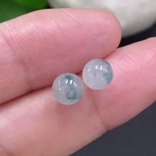 F35106243 Jadeite single bead stud earrings 18k gold, total weight approximately 0.7 grams