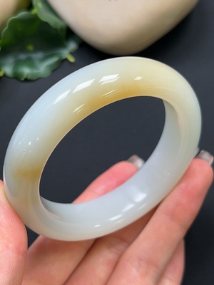 H45455917 和田玉正圈手镯 圈口55.6mm 总重约78.78g