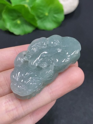 F33940378 翡翠貔貅挂件  货品总重量约29.7克