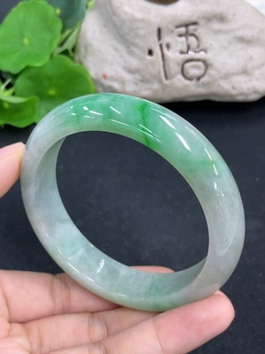 F46571392 翡翠正圈手镯  货品总重约76.2g  圈口60.5
