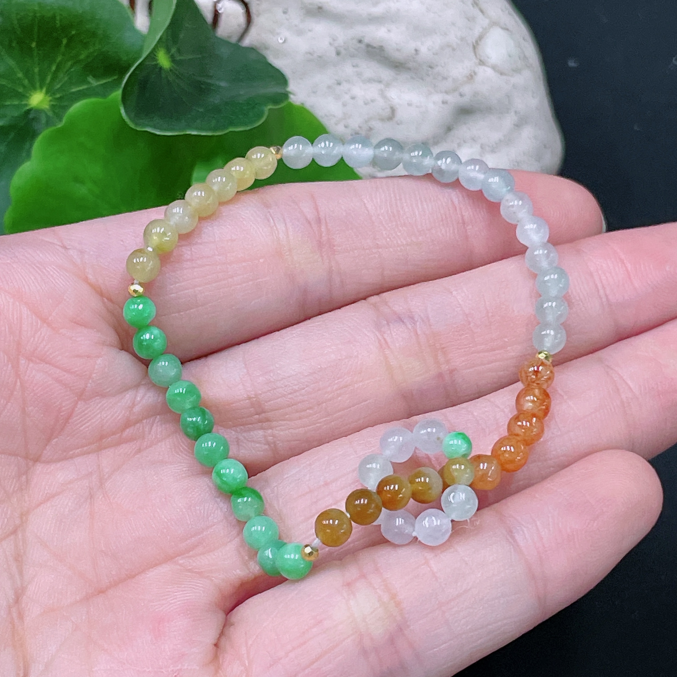 F33892729 Jadeite bracelet approx. 3.8mm with 72% gold content total weight approx. 5.3g (color origin undetermined)