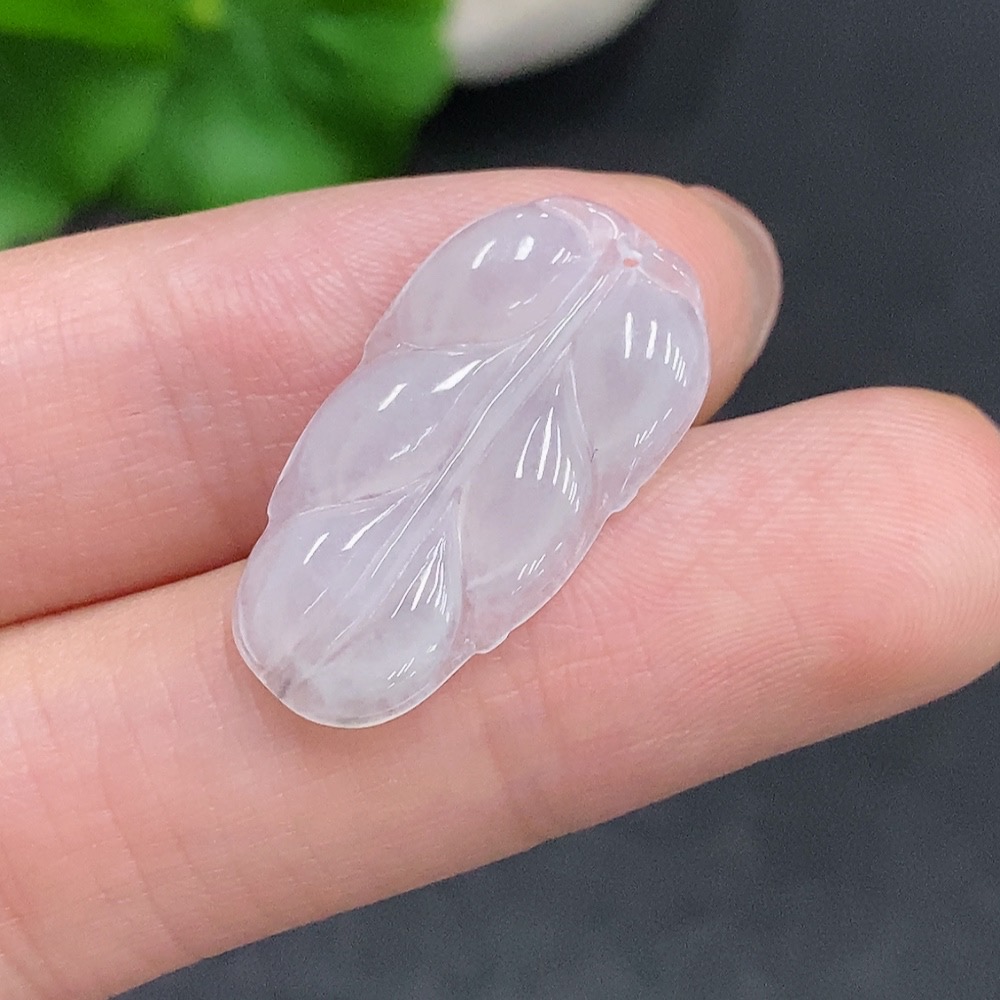 F35078241 Jadeite leaf pendant, total weight approximately 1.4g