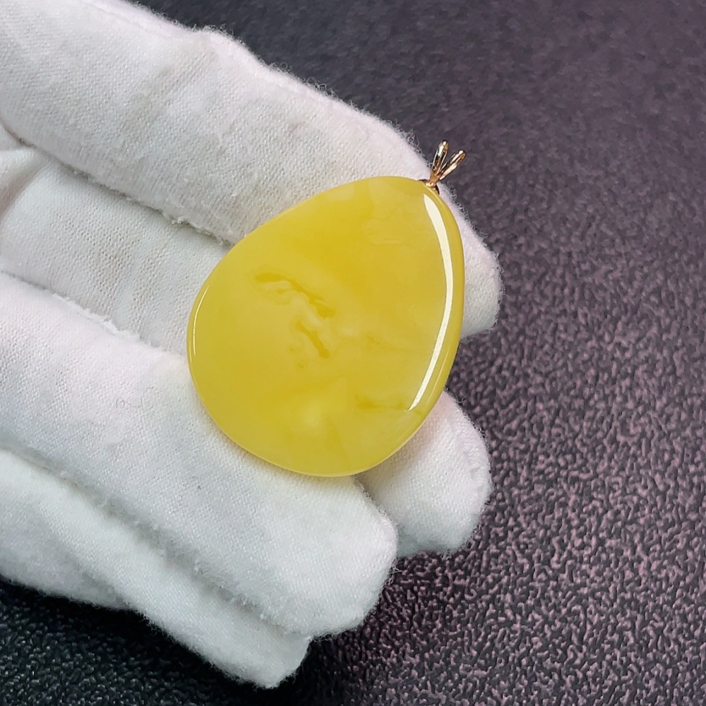 C34990707 Amber Beeswax Pendant 18K Gold Total Weight Approx. 5.89g