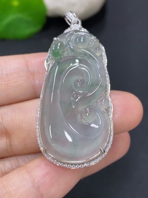F46595551 翡翠如意挂件 18k金 货品总重量约9克 非钻
