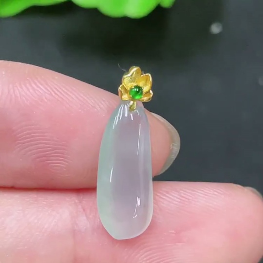 F33943836 Jadeewelry Jadeiteetite Fortunate Melon Pendant with 18K Gold Clasp, Total Weight Approximately 0.7g