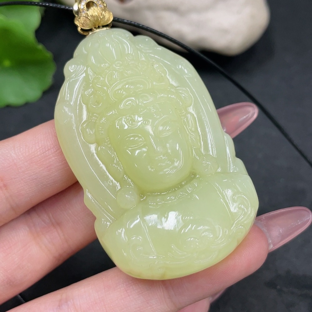 H33925508 Hetian Jade Pendant Guanyin with Diamond (Colorless) and 18K Gold Pendant Total Weight (Including Rope) Approx. 48.3g