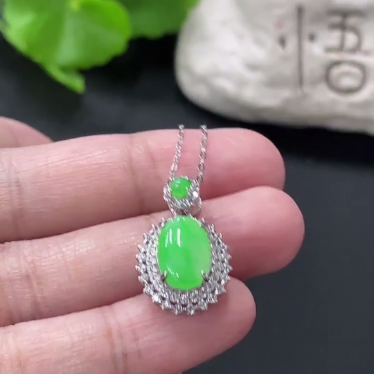 F35080252 Jadeite cabochon inlaid pendant, non-gold setting, total weight approx. 3.42g