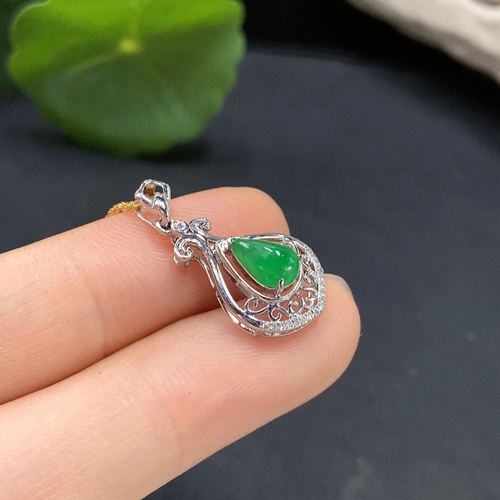 F15622705 Jadeite inlaid pendant 18K gold total weight approx. 1.9g (including chain weight, chain 18K gold)