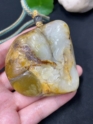 H41904277 和田玉手把件    关公   皮色成因未定  货品总重约（含绳）197.3g