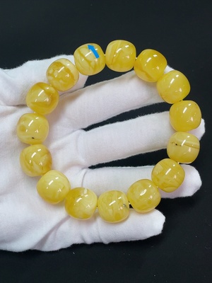 C46538241 琥珀蜜蜡手串  卡16.5mm左右  货品总重约42.29克  局部可见修补