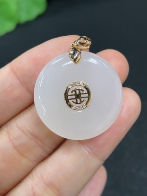 H46559053 和田玉挂件    平安扣   18k金扣头    货品总重约8.4g   配镶钻石