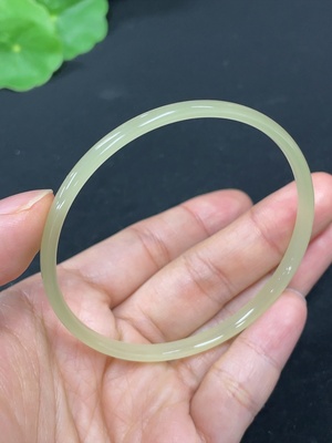 H43124593 和田玉手镯    圈口57.8  货品总重约7g
