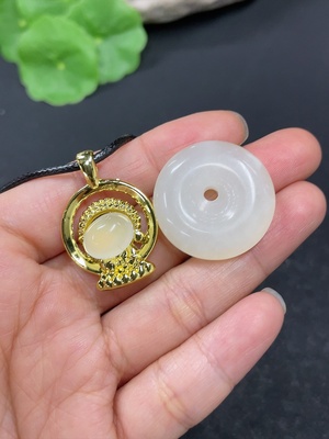 H42961448 岫玉（蛇纹石玉）挂件   平安扣  蛋面挂件  非金镶    货品总重约（含绳）12.5g