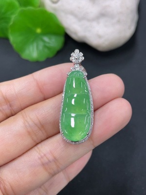 F43139048 翡翠镶嵌福豆吊坠 18k 配镶钻石 货品总约重4.7g