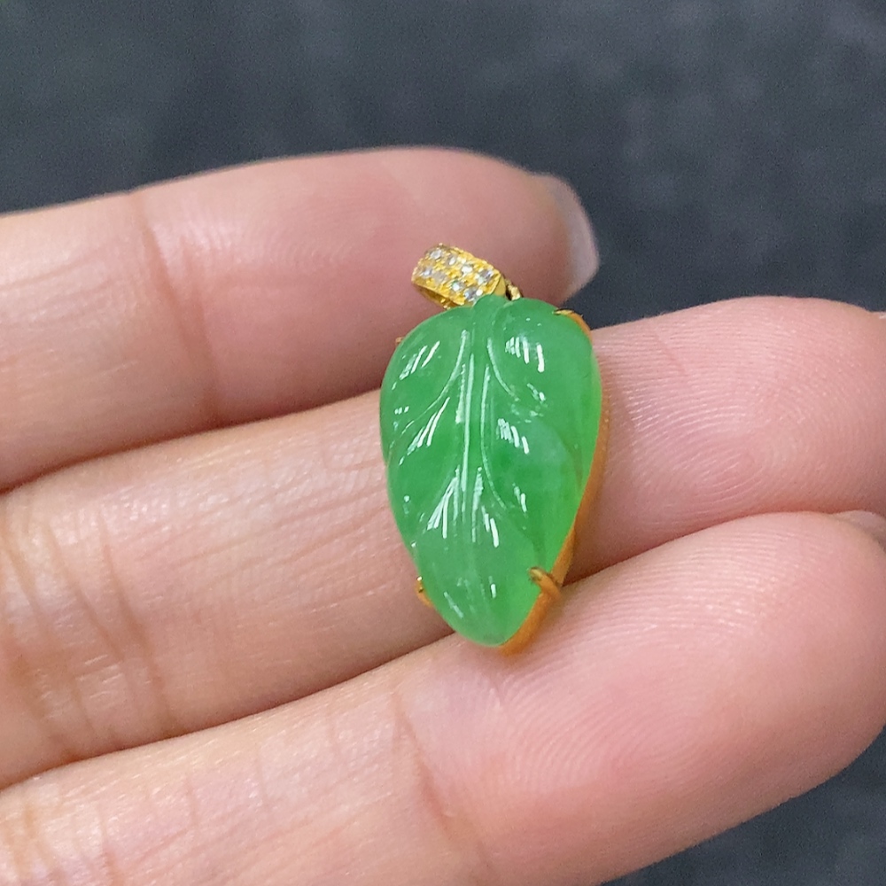 F34030649 Jadeite Leaf Pendant with 18K Gold and Diamond Accents, Total Weight Approx. 1.69g