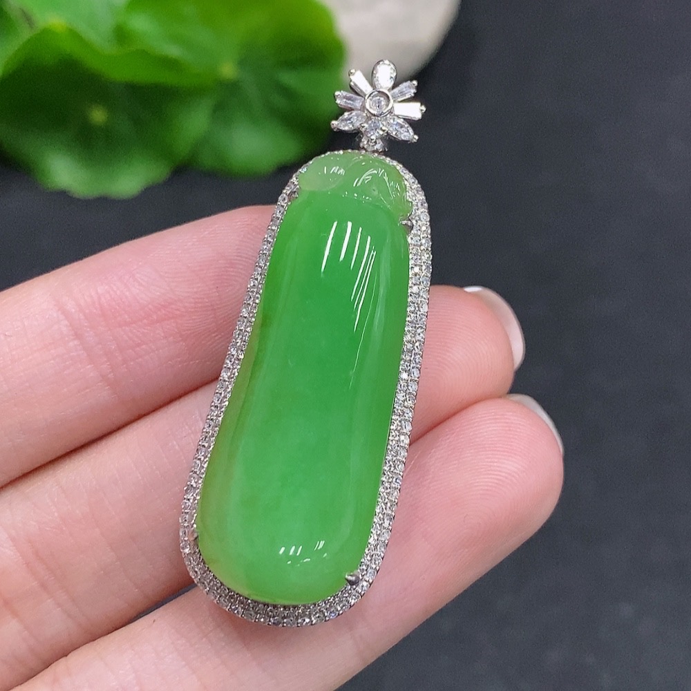 F34034787 Jadeite Auspicious Melon Pendant with 18K Gold Setting, Total Weight Approx. 15.1g (Diamond Accents)