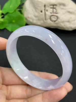 F46516033 翡翠正圈手镯  货品总重约48.4g  含其他矿物成分 圈口56