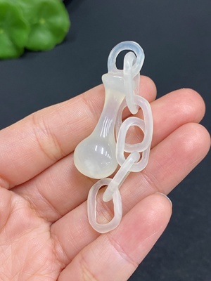H25873016 岫玉（蛇纹石玉）挂件        货品总重约6.4g