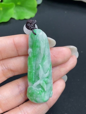 F41949839 翡翠挂件 含绳货品总重约325.95g