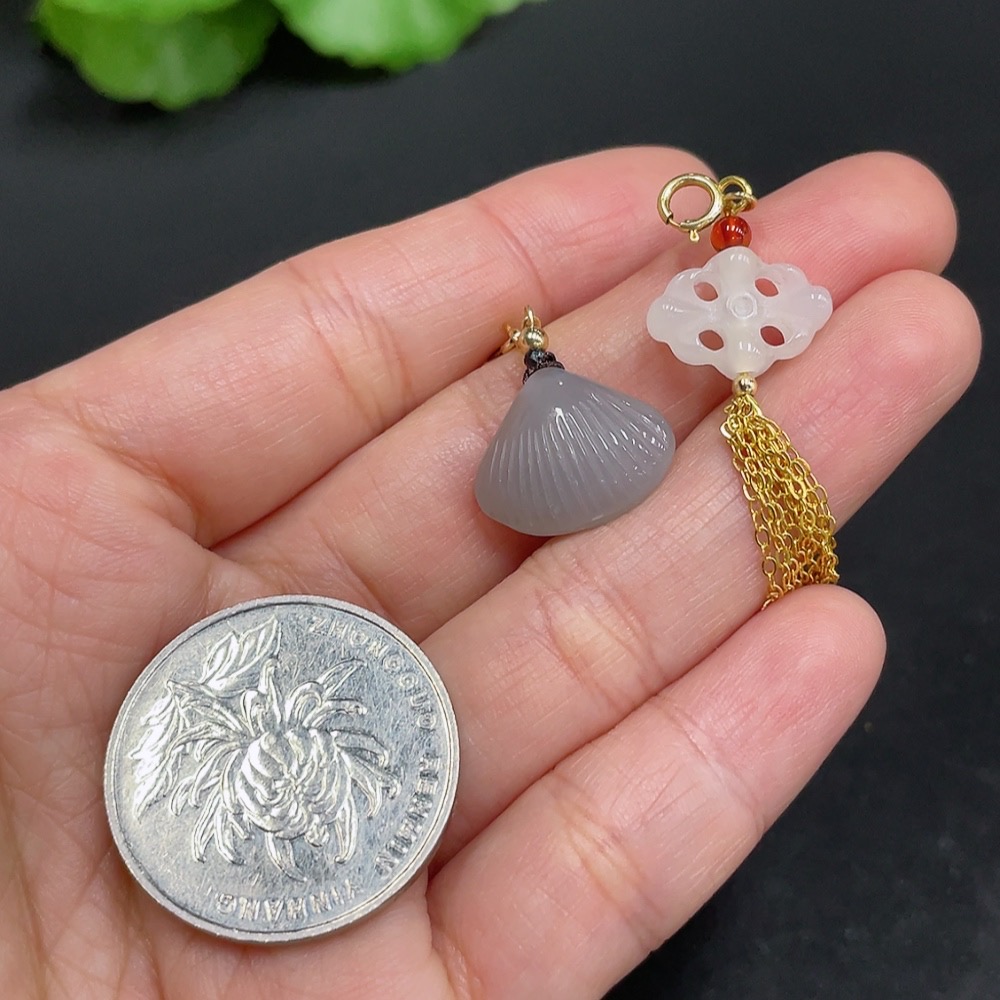 H34072673 Hetian Jade Pendant Antique Style + Scallop Non-Gold Total Weight Approx. 3g