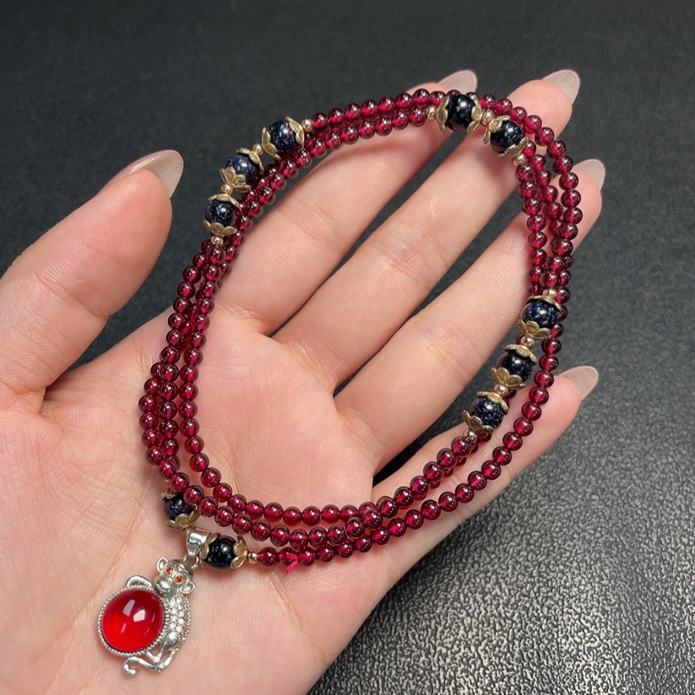 C34993020 Garnet bead necklace with non-natural, non-gold accents, total weight approx. 25.25g, bead size 3.5mm