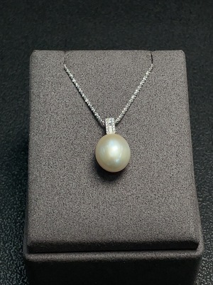 C30469377 Seawater Pearl Pendant with 18k Gold Chain and 18k Gold Pendant, Approximately 11.6mm, Total Weight About 4.91g, Set with Diamonds
