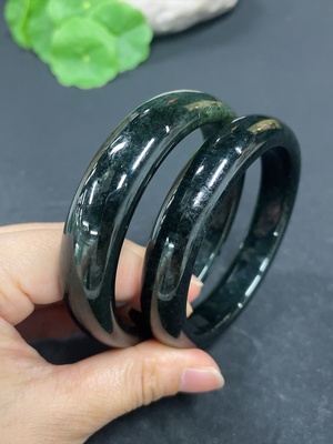 H42954784 和田玉正圈手镯    圈口60.5/58.5    货品总重约112.6g