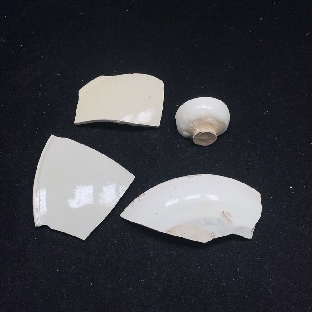 W25911822 A set of white-glazed ceramic shards (actual size as per the item)