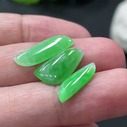 F33837380 Emerald Cabochon