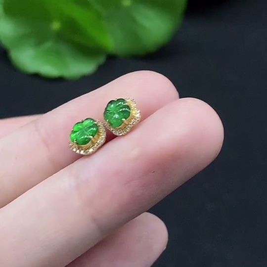 F34028350 Jadeite earrings set in 18K gold with diamond accents, total weight approximately 0.87g (excluding ear stoppers)