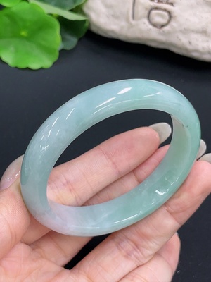 F42970708 翡翠贵妃手镯 货品总重约42.2g  圈口52.2/46