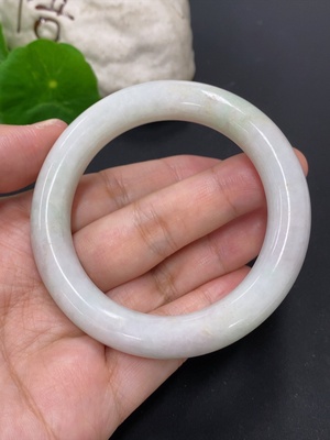 F46557178 翡翠圆条手镯 圈口52.7 货品总重约61.8克