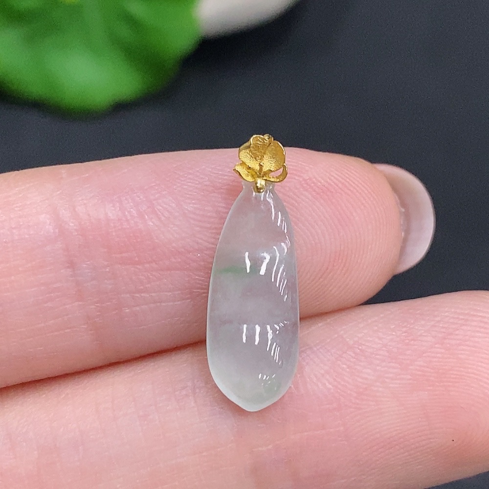 F34003928 Jadeite Lucky Bean Pendant with 18k Gold Clasp, Total Weight Approximately 0.4g