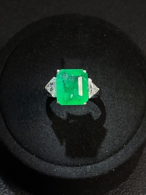 C27049122 Emerald Ring Clarity Enhanced 18K Gold Total Weight Approx. 6.27g Size 18 GGL Certificate: Minor Oil Brazil Origin Vivid Green