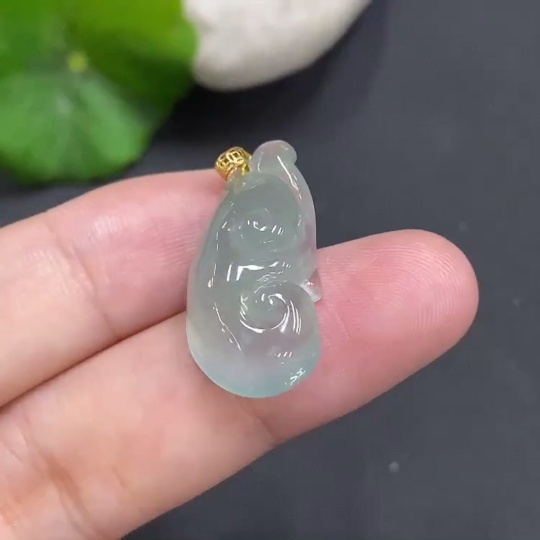 F19094840 Jadeite Ruyi Pendant with 18K Gold Clasp, Total Weight 3.848g