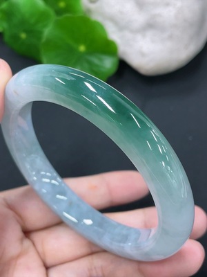 F43137833 翡翠正圈手镯 圈口54mm 货品总约重49.39g
