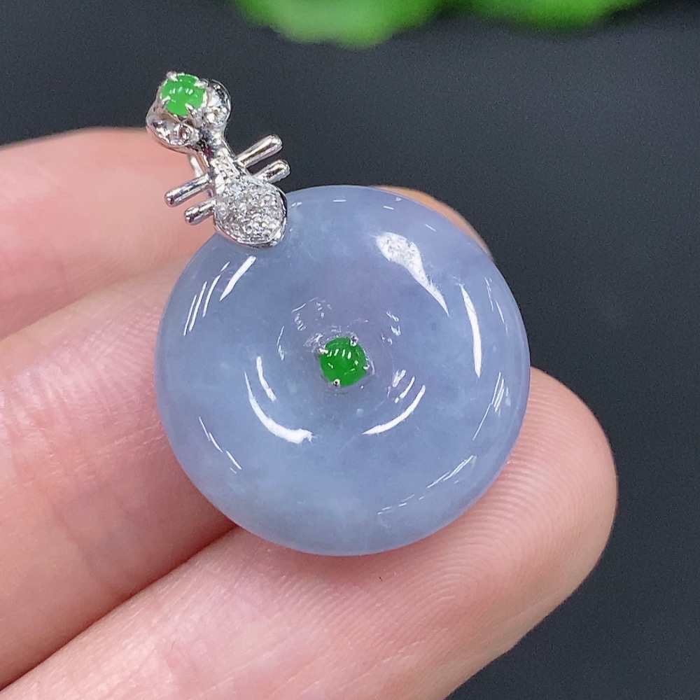 F28241980 Jadeite Peace Knot with 18K Gold Clasp, Total Weight Approximately 4.1g, Set with Diamonds