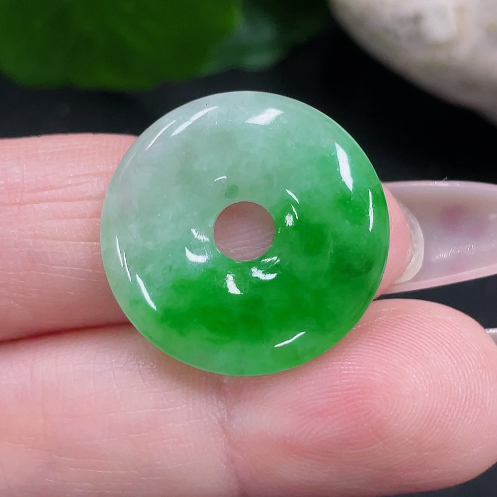 F34069000 Jadeite Peace Knot Pendant, Total Weight Approximately 3.5g