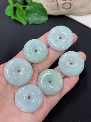 F46545592 翡翠挂件平安扣 一手走