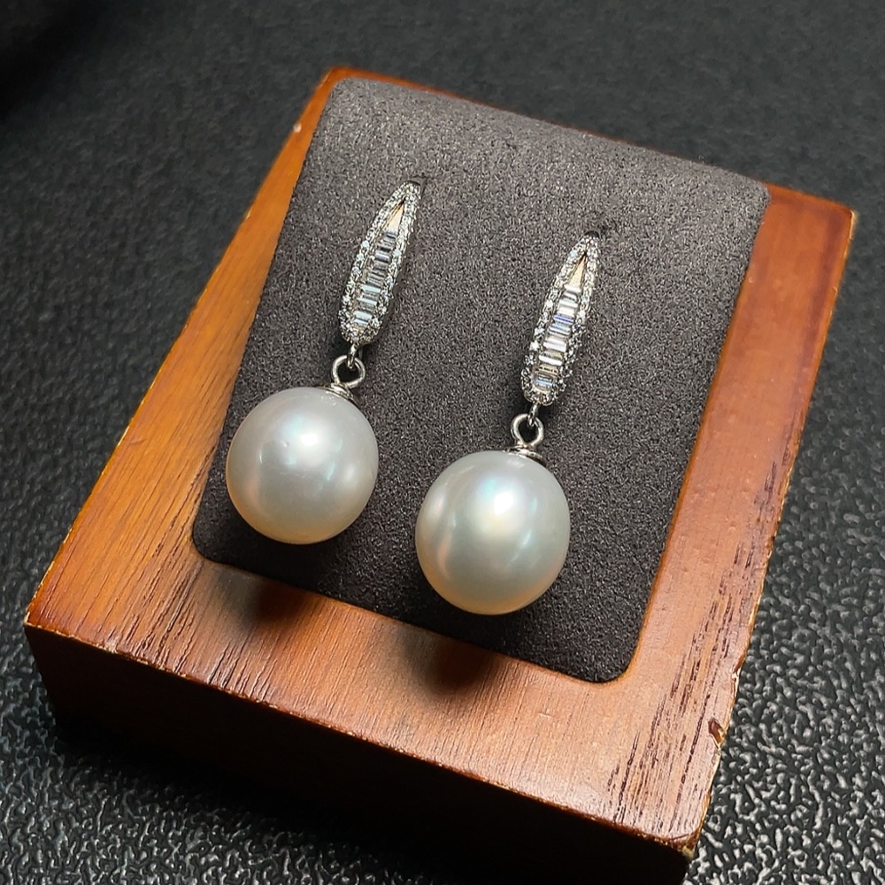 C27156049 Seawater Pearl Earrings Set in Non-Gold Metal, Approx. 11.2mm, Total Weight About 5.82g