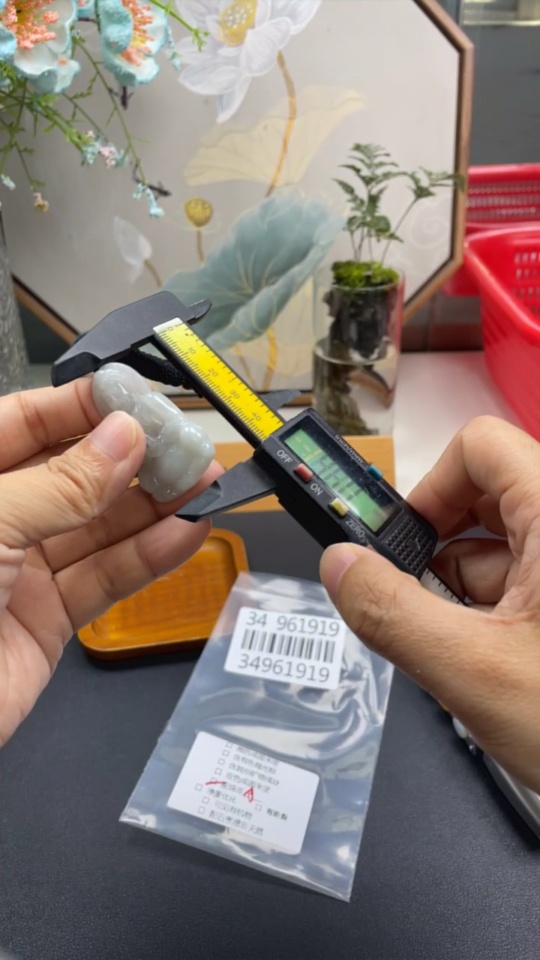 F34961919 Jadeite Guanyin Pendant Total weight including rope approx. 13.6g (accompanying beads non-A)