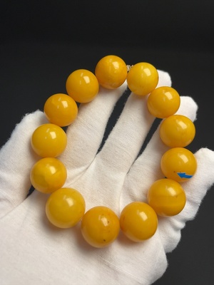 C46541469 琥珀蜜蜡手串  卡18.2mm左右  货品总重约45.02克  局部可见修补