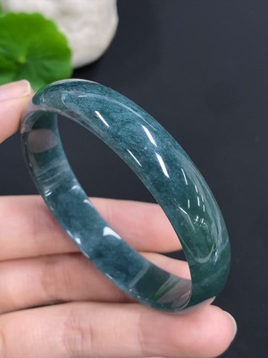 F42968051 翡翠正圈手镯 货品总重量约23.2克 圈口56