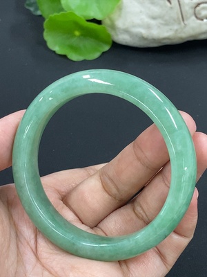 F42953132 翡翠正圈手镯 货品总重约48.2g 含其它矿物成分 54圈口