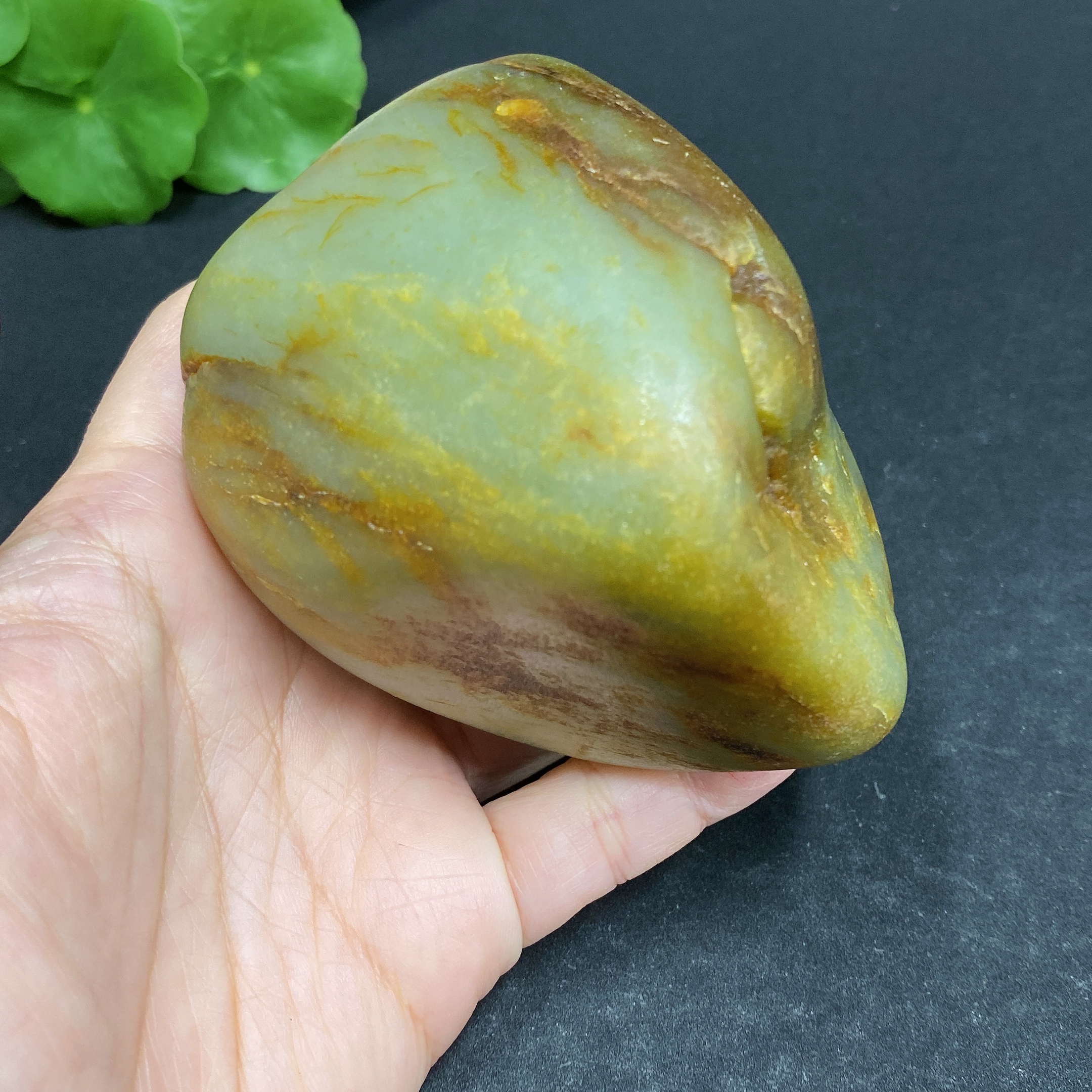H33902743 Hetian Jade, undetermined origin of skin color, contains other mineral components, total weight approximately 497.7g