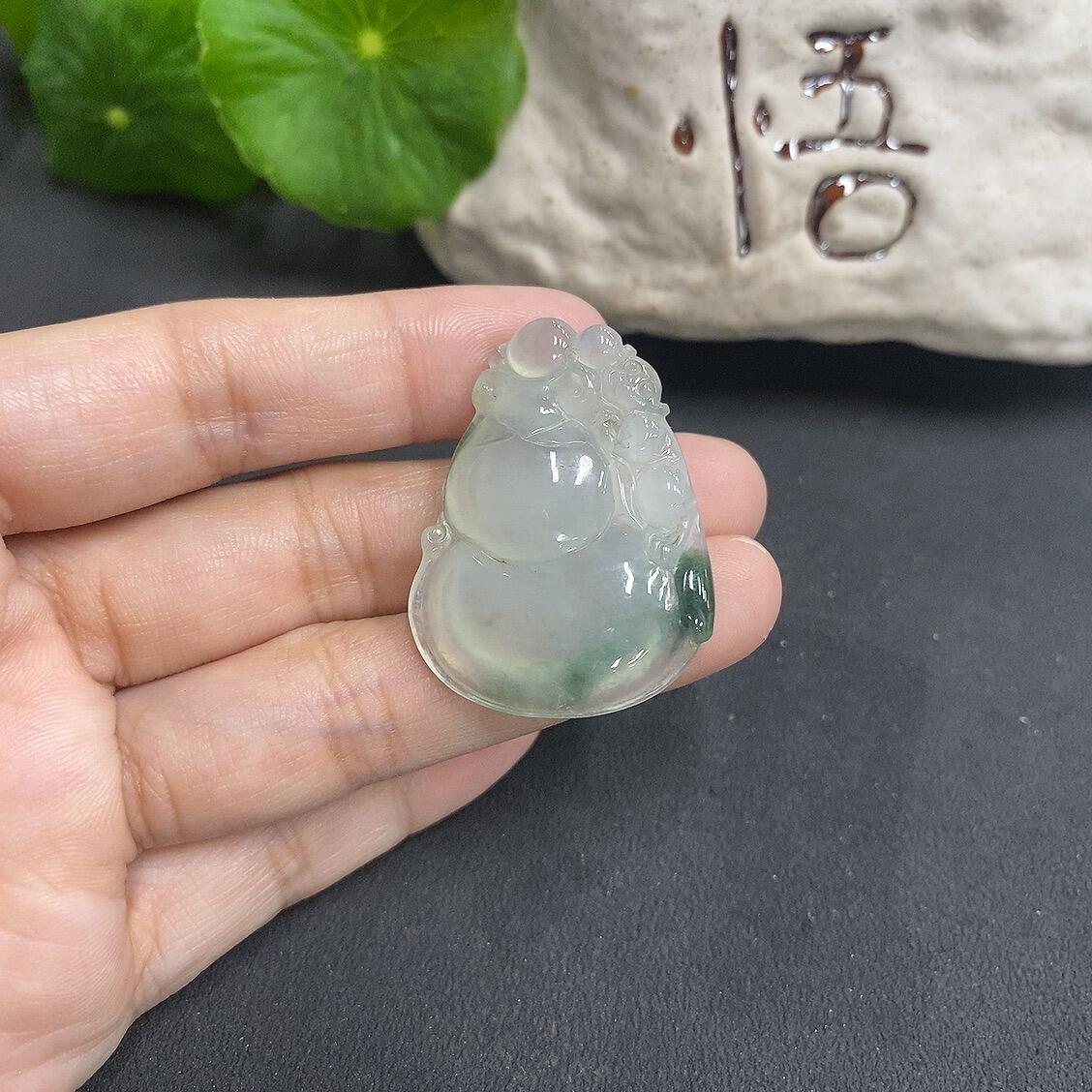 F1028405 JadeitePendant with Veins/Cracks