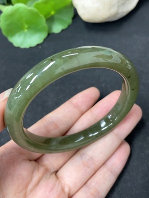 H46575380 和田玉正圈手镯 圈口57.4    货品总重约41.4g 皮色成因未定