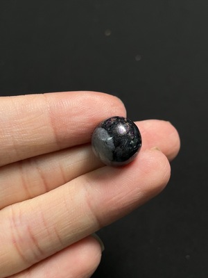 C41947781 苏纪石挂件 仅紫色 含其他矿物成分 可见有机物 货品总重约3.5g 卡12mm左右（含矿）